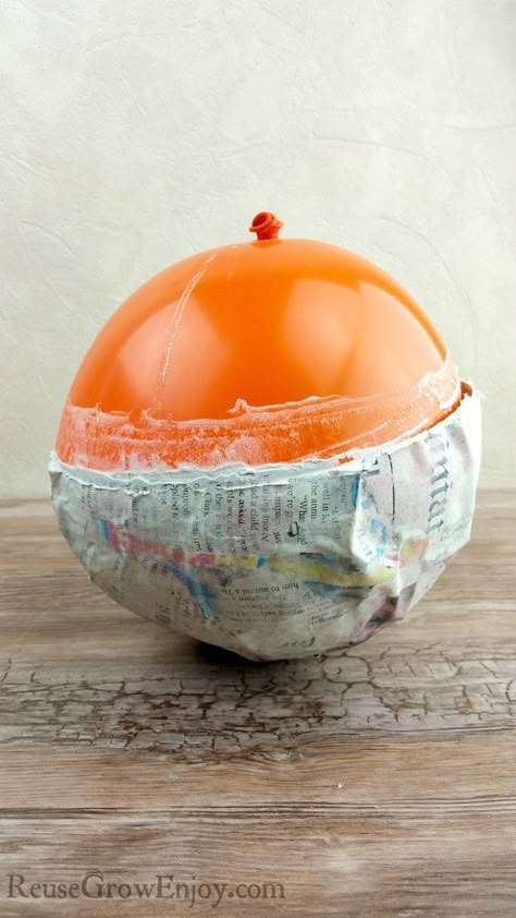 Looking for a project to do? Check out this easy to make DIY paper mache bowl. It can be left with the natural look or painted to fit your style. Paper Mache Preschool Easy, Paper Mache Preschool Crafts, Modge Podge Paper Mache, Make Paper Mache, Paper Mache Balloon Crafts, Paper Mache Helmet Diy, Paper Mache With Balloons, Paper Mache Easy Ideas, Mod Podge Paper Mache