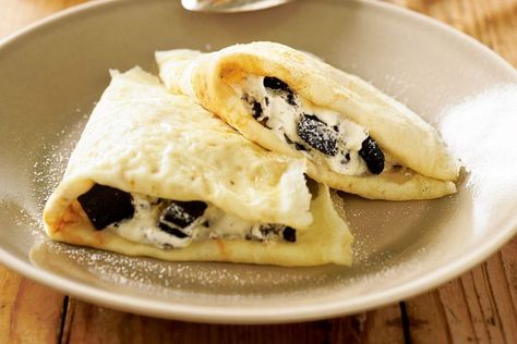 Crepes with cookies and cream Cream Crepes, Types Of Pancakes, Crepe Cakes, Simple Cookies, Mille Crepe, Cookies N Cream Cookies, Dutch Baby, Cream Recipes, Oreo Cookies