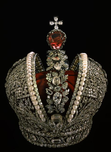 The Imperial Russian crown, used from 1762 until the monarchy was abolished in 1917. Catherine Ii, Royal Crown Jewels, Imperial Crown, Royal Crowns, Catherine The Great, Diamond Tiara, Royal Jewels, Royal Jewelry, Crown Royal