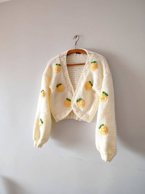 Embroidery Woman, Trendy Cardigans, Crochet Mignon, Pull Crochet, Embroidery Sweater, Cropped Knit Sweater, Cute Cardigans, Lemon Slice, Oversized Knitted Sweaters