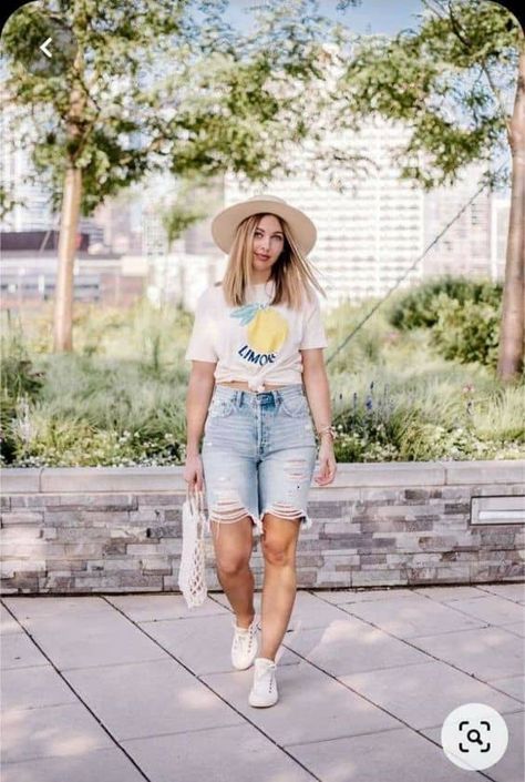 30 Simple Summer Outfits With Shorts » Lady Decluttered Bermuda Shorts Outfit Women, Denim Bermuda Shorts Outfit, Bermuda Shorts Outfit, Denim Shorts Outfit, Looks Jeans, Straw Boater, 90s Trends, Simple Summer Outfits, Shorts Outfits Women