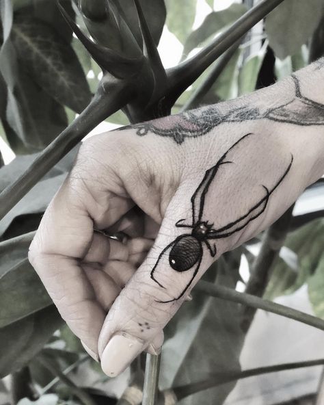 Creepy spider finger tattoo Thumb Tattoos, Knuckle Tattoos, Insect Tattoo, Scary Tattoos, Facial Tattoos, Spider Tattoo, Creepy Tattoos, Dark Ink, Dark Tattoo