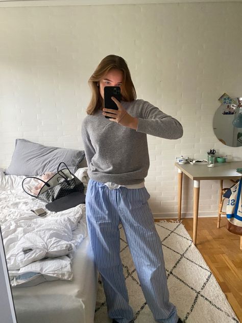 Pyjama Style Trousers Outfit, Crewneck And Trousers Outfit, Pyjama Trousers Outfit, Pajama Pants Outfit Aesthetic, Pajama Pants Aesthetic, Pyjama Pants Outfit, Scandi Pants, Linen Pants Outfit Fall, Blue Striped Pants Outfit