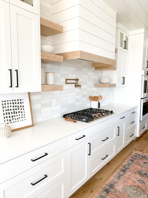 White oak Modern Farmhouse Kitchen Backsplash, Farmhouse Kitchen Backsplash, Kitchen Backsplash Designs, Chic Kitchen, Kitchen Inspiration Design, Modern Farmhouse Kitchens, Kitchen Redo, Kitchen Remodel Small, White Cabinets