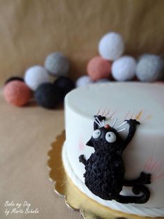 mraau - Cake by Marta Behnke - cat claws, hanging on, birthday cake Bolo Halloween, Animal Cakes, Cat Cake, Crazy Cakes, Cat Claws, Novelty Cakes, Fancy Cakes, Food Cakes, Fondant Cakes