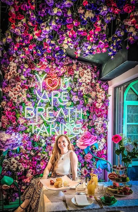 girl sat in front of flower wall that says you are breath taking in Sydney instagrammable cafe Instagram Moments Wall, Flower Selfie Aesthetic, Restaurant Selfie Wall Ideas, Cafe Selfie Wall, Instagramable Walls Cafe, Instagrammable Walls Interior, Photo Spot Ideas, Photo Op Wall, Aesthetic Dishes