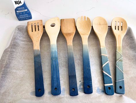 Easy Dip Dyed Wooden Spoons Paint Wooden Spoons, How To Make Wooden Spoons, Wooden Spoons Crafts, Painted Wooden Spoons, Wooden Spoon Crafts, Easy Dip, Spoon Crafts, Spoon Gifts, Easy Dips