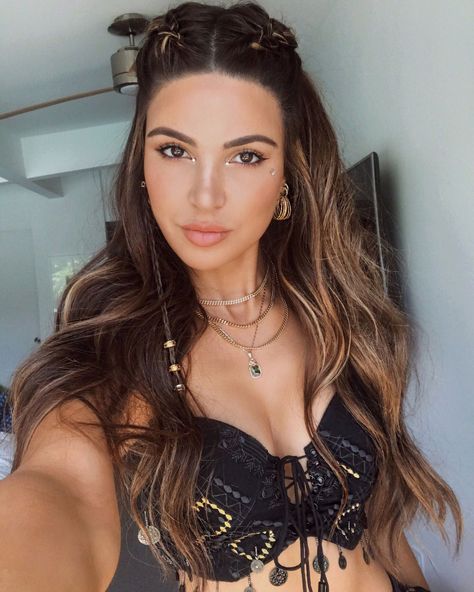 Cochella Hair, Coachella Hair, Coachella 2018, Concert Hairstyles, Rave Hair, Negin Mirsalehi, Festival Outfits Rave, Top Hairstyles, Beautiful Curls