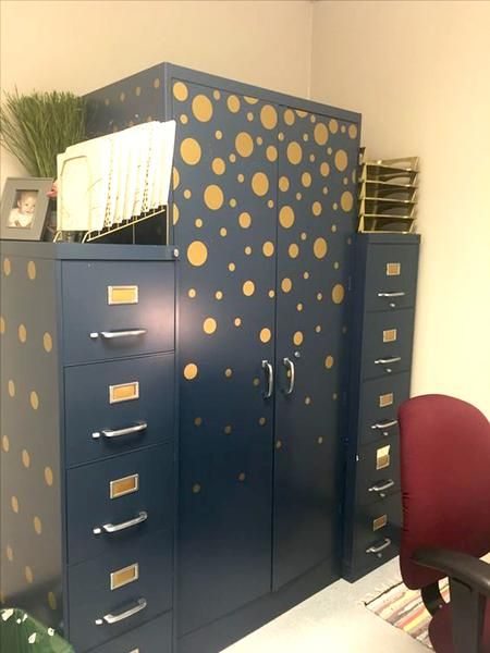 24 Amazing File Cabinet Ideas For Your Classroom File Cabinet Ideas, Classroom Highschool, Bored Teachers, Classroom Decor High School, Ideas For Classroom, Classroom Makeover, File Cabinets, High School Classroom, Middle School Classroom