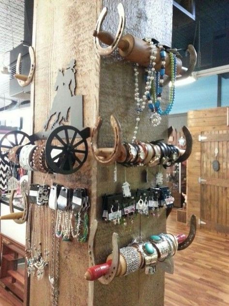 Festival Display, Ideas Armario, Pin Crafts, Boutique Display, Horseshoe Crafts, Craft Fair Displays, Mobile Boutique, Horse Shoes, Vanity Makeup