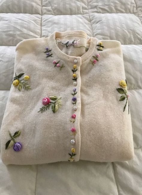 Embroidery On Sweaters, Sweater Embroidery Ideas, Hand Embroidered Kurtis, Hand Embroidered Clothes, Cardigan Embroidery, Embroidery Cardigan, Hand Embroidered Dress, Sulaman Pita, Kurti Embroidery