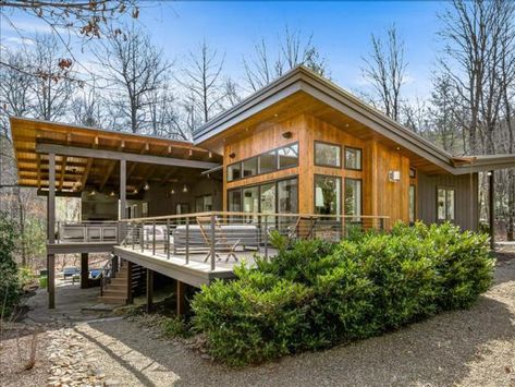 This handsome North Carolina home features a wraparound deck, warm wood siding and crisp, geometric architecture. Contemporary White Bathrooms, North Carolina Cabins, Wraparound Deck, Deck House, Beachfront Home, Modern Mountain Home, Indoor Plant Care, North Carolina Homes, House Deck