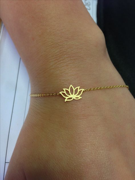 yes Flower Piercing, Lotus Bracelet, Modern Gold Jewelry, Trendy Tattoo, Bracelet Flower, Ring Flower, Necklace Flower, Gold Ring Designs, Jewelry Design Earrings