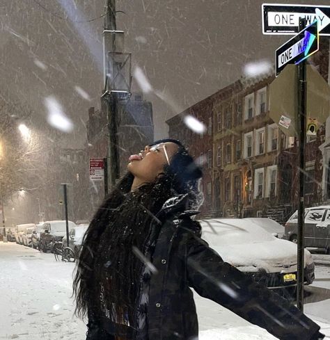 H.E.R. on Twitter: "I still get excited when it snows. ❄️… " H.e.r Aesthetic Singer, H E R Aesthetic, Gabriella Wilson, R Aesthetic, H.e.r Singer, Snowed In, R&b Artists, H.e.r Aesthetic, Big Photo