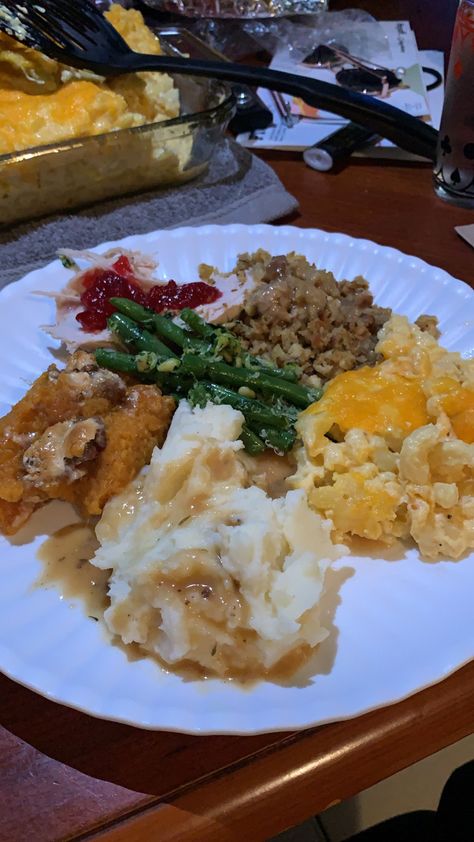 Thanksgiving Aesthetic Food, Stuffing Aesthetic, Thanksgiving Cooking Aesthetic, Thanksgiving With Friends Aesthetic, Thanksgiving Aesthetic Family, Friendsgiving Mac N Cheese, Thanksgiving Food Plate Aesthetic, Thanksgiving Day Aesthetic Food, Thanksgiving Asethic