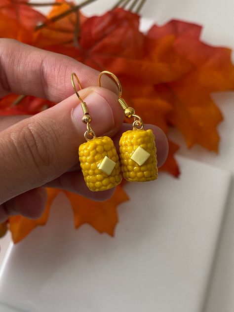 corn in the cob earrings are back!! Earrings are sterling silver! Hypoallergenic and S925 stamped!Please note:polymer clay charms are durable, but still need to be handled with care (: These clay charms are hand made and are not perfect! They may vary from the one in the picture but still just as cute!Colors may not be the exact same shade as the photo due to the lighting. All charms are individually packaged and shipped in a padded envelope to avoid any damage!WARNING: This item is NOT EDIBLE a Polymer Clay Pretzel, Polymer Clay Pie Earrings, Food Earrings Polymer Clay, Clay Thanksgiving Earrings, Polymer Clay Thanksgiving, Mini Things To Make Out Of Clay, Thanksgiving Clay Ideas, Corn In The Cob, Clay Jewlrey