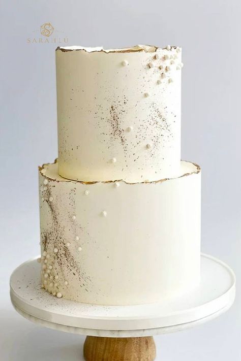 Wedding Cake Designs Minimalist, Texture Buttercream Cake, New Years Wedding Cake, White And Gold Cake Simple, Wedding Cakes Simple Elegant Modern, Cake Wedding Simple, Cake Debut, Wedding Cake Minimal, Little Wedding Cakes