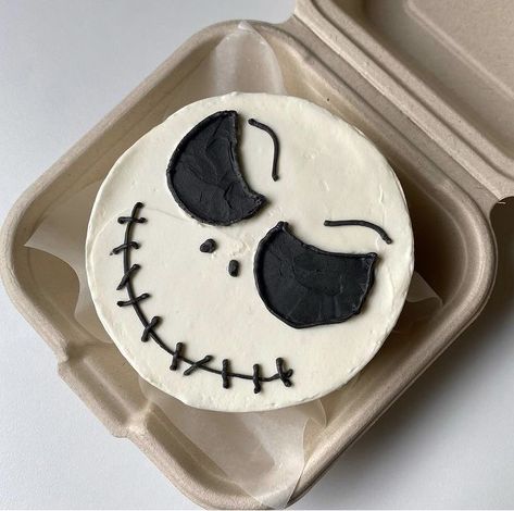 Halloween Cake Nightmare Before Christmas, Halloween Birthday Cakes Aesthetic, Cake Inspo Halloween, Halloween Cakes Aesthetic, Simple Nightmare Before Christmas Cake, Aesthetic Halloween Cake, Halloween Cake Simple, Halloween Lunch Box Cake, Simple Halloween Cake Designs