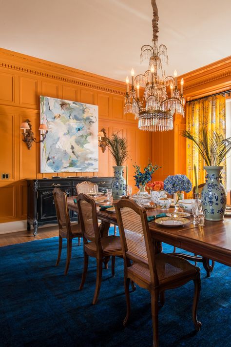 Orange Dining Room Walls, Orange And Blue Dining Room, Vintage Hollywood Regency Decor, Eccentric Dining Room, Maximalism Dining Room, Orange Blue Interior, Orange House Interior, Orange Walls Living Room, Bold Dining Room