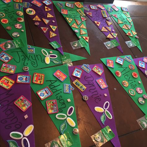 Patch pendants for Girl Scouts. A fun way to display and present patches to the troop Badge Presentation Ideas Girl Scout, Girl Scout Award Presentation Ideas, Girl Scout Badges Display, Girl Scout Badge Presentation, Girl Scout Badge Presentation Ideas, Badge Presentation Ideas, Girl Scout Brownies Meetings, Girl Scout Brownie Badges, Girl Scout Daisy Activities