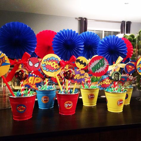 Superhero Centerpieces using free printables, straws and fans from Party City. Fathers Day Theme, Superhero Centerpiece, 4de Verjaardag, Girl Superhero Party, Marvel Birthday Party, Superhero Baby Shower, Marvel Party, Wonder Woman Birthday, Baby Superhero