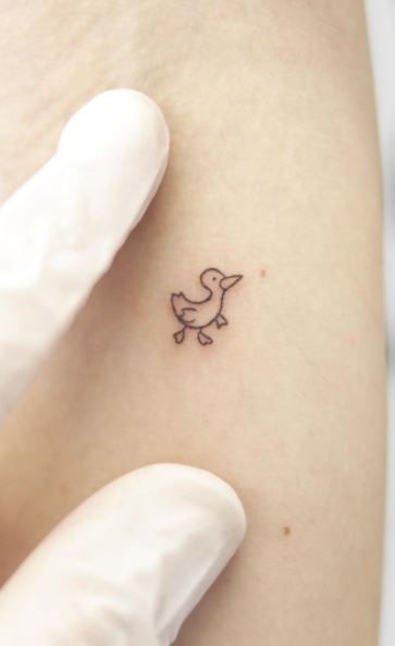 Small Tattoos Animals Simple, Very Small Tattoos Simple, Teeny Tattoos Simple, Cute Sticker Tattoo Ideas, Cute Small Simple Tattoo Ideas, Small Duck Tattoos For Women, Simple Tattoos Animals, Tattoo Duck Small, Lucky Duck Tattoo