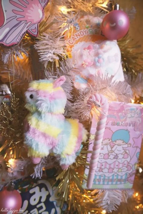 Kawaii Christmas Aesthetic, Kawaii Christmas Decor, Kawaii Christmas Tree, Lol Doll Cake, Girly Christmas, Hate Christmas, Kitty Christmas, Christmas Vibe, Pink Xmas