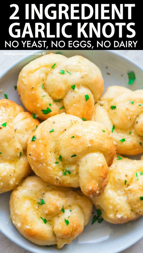 Garlic Knots No Yeast, Gluten Free Garlic Bread, Yeast Free Recipes, 2 Ingredient Dough, Yeast Free Breads, Garlic Knots Recipe, Plats Weight Watchers, 2 Ingredient Recipes, Patisserie Sans Gluten