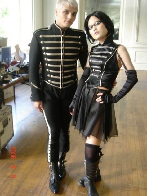 omg I want to do this with my future boyfriend or husband for Halloween! this is so cool!!! Mcr Wedding, Gerard Way Black Parade, Mcr Black Parade, Emo Prom, Skull Emoji, The Black Parade, Mcr Memes, Fashion Decades, I Love Mcr