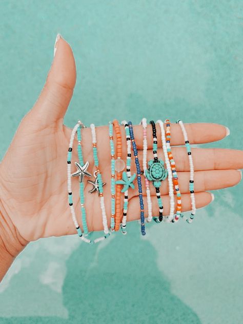 Vsco Jewelry, Beachy Bracelets, Handcrafted Beaded Jewelry, Surf Jewelry, Beachy Jewelry, Preppy Jewelry, Black Beaded Bracelets, Pulseras Diy, Pola Gelang