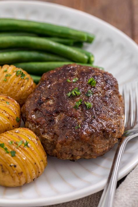 Chopped Steak is easy recipe for tender ground steak patties that are a hearty, budget-friendly comfort food dish full of delicious flavor! Chopped Sirloin Patties Recipe, Ground Sirloin Recipes, Ground Beef Steaks, Sirloin Recipes, Beef Patties Recipes, Hamburger Steak Recipes, Sirloin Steak Recipes, Chopped Steak, Ground Sirloin