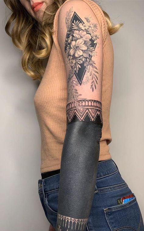 Full Black Sleeve Tattoo, Black Arm Sleeve, Esther Garcia, Black Sleeve Tattoo, Tattoo Healing, Solid Black Tattoo, Tattoo Schrift, Girl Arm Tattoos, Girls With Sleeve Tattoos