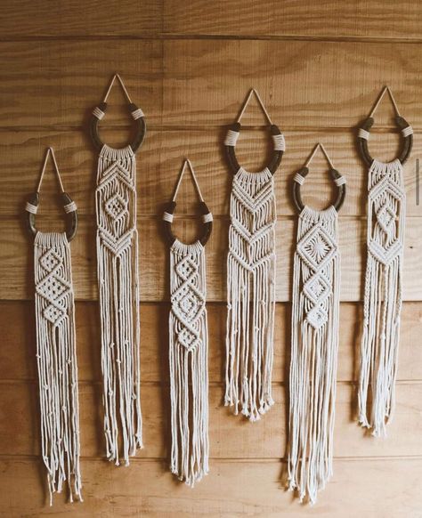 Diy Antler, Macrame Cords, Horseshoe Crafts Projects, Hanging Crafts, Horseshoe Crafts, Macrame Wall Hanging Diy, House Deco, Macrame Wall Hanging Patterns, Macrame Hanger