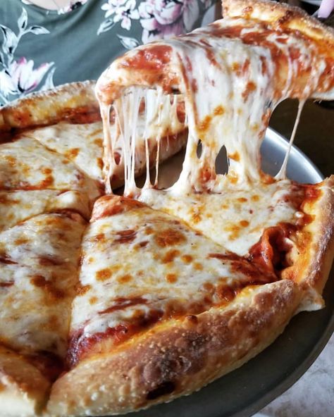 cheese pizza Tasty Pizza, Food Therapy, Yummy Comfort Food, Fair Food Recipes, Drinks Recipes, Food Goals, Photographing Food, Food Obsession, Cheese Pizza