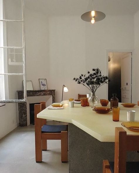 STUDIO BECKY CARTER | The blend of vintage chairs, a corian tabletop, amber glass and hints of stainless steel... this is what it’s all about 💎 | Instagram Minimalism Living, Interior Minimalista, Asian Decor, Interior Deco, Art Deco Interior, Dining Space, Interior Furniture, Interior Inspo, Cheap Home Decor