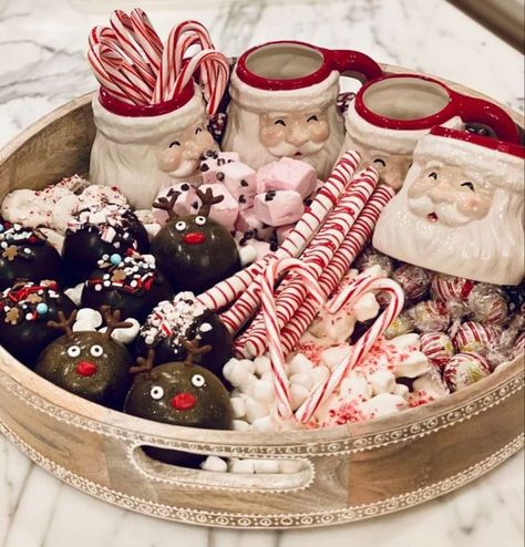 Hot Chocolate Movie Night, Christmas Movie Night Snack Board, Christmas Board Night Ideas, Christmas Movie Charcuterie Board, Charcuterie Board Movie Night, Hot Chocolate Charcuterie Board Ideas, Christmas Movie Night Food, Christmas Movie Snacks, Chocolate Charcuterie Board Ideas