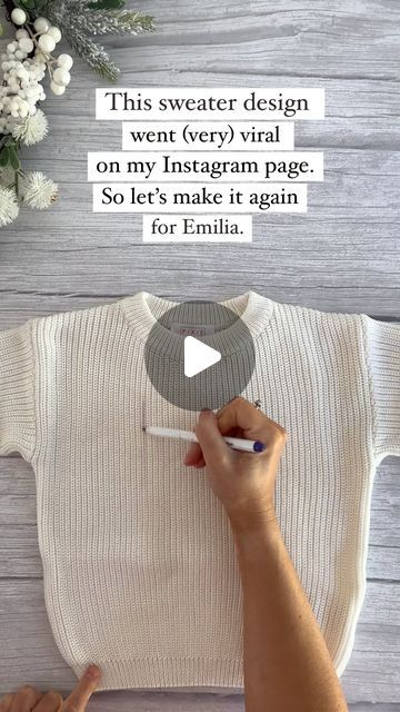 E Names, Haft Vintage, Personalised Jumpers, Diy Christmas Sweater, Kids Clothes Diy, Embroidery Hoop Crafts, Personalised Gifts Diy, Diy Baby Gifts, Floral Initial