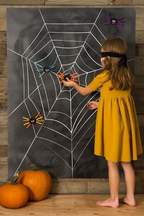 Organiza la mejor fiesta de Halloween infantil - DecoPeques Halloweenpyssel Barn, Veselý Halloween, Fun Halloween Party Games, Halloween Infantil, Halloween Class Party, Aktiviti Kanak-kanak, Halloween Games For Kids, Adornos Halloween, Halloween Tags