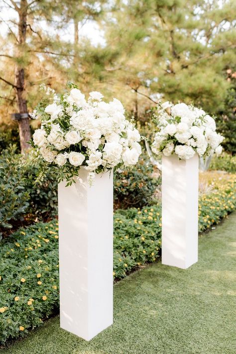 Classy Wedding Altar, Aisle Pedestal Flowers, Ceremony Vase Arrangements, White Roses Aisle Decor, Tall Flower Arrangements Wedding Ceremony, White Rose Wedding Arrangements, White Floral Aisle Arrangements, Wedding Decor Altar, Floral For Ceremony