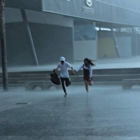 Spiderman Memes, Couple In Rain, You Are My Moon, Running In The Rain, Couple Running, Under The Rain, I Love You Baby, Korean Couple, Couple Dancing