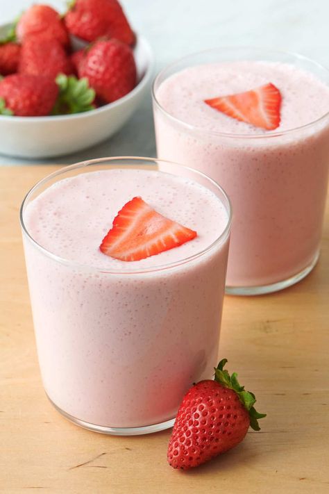 This Strawberry Yogurt Smoothie is made with just 4 ingredients creating a delicious and nutritious drink that's simply irresistible! | Strawberry Yogurt Smoothie | Strawberry Yogurt Smoothie without Banana | Easy Smoothie Recipe | Feelgoodfoodie Recipes, Smoothie No Banana, Blueberry Mango Smoothie, Easy Nutritious Meals, Strawberry Yogurt Smoothie, Coffee Breakfast Smoothie, Smoothie Without Banana, Strawberry Smoothie Recipe, Smoothie Strawberry