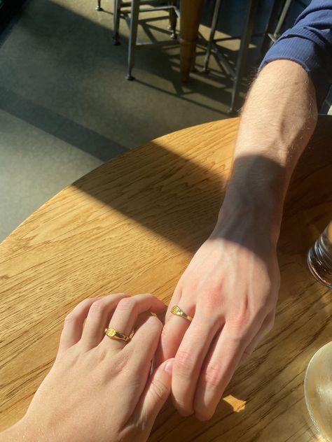 Matching Rings Aesthetic, Couple Ring Aesthetic, Couple Rings Aesthetic, Love Hands, Rings Matching, Ring For Boyfriend, Matching Couple Rings, Couples Rings, Rings Aesthetic