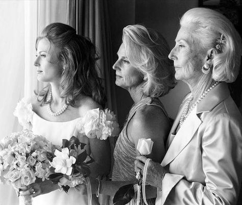 Mother Daughter Wedding Photos, Mother Daughter Wedding, Photo Bride, Generation Photo, Brides Mom, Mother Daughter Photography, Wedding Picture Poses, Wedding Photography Tips, Foto Poses