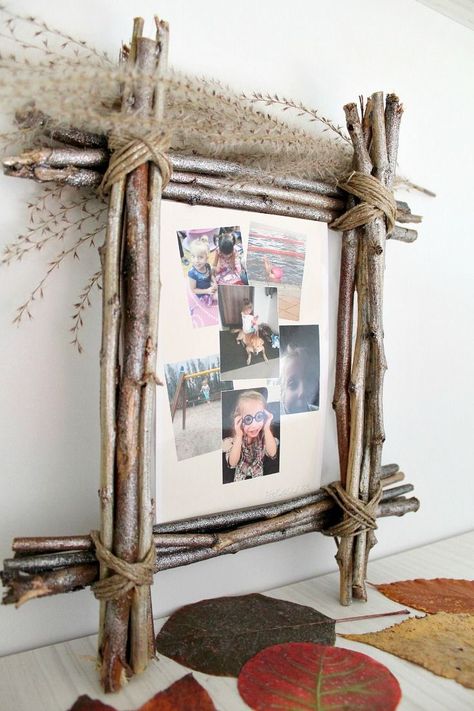 DIY RUSTIC PHOTO FRAME - Rustic home decor makes any space cozier! Give it even more warmth with an easy, inexpensive DIY Rustic Photo Frame using simple, affordable supplies like twigs and twine. Garden Sticks, Takken Decor, Farmhouse Style Frames, Rustic Photo Frames, Making Picture Frames, Diy Rustic Home, Picture Frame Crafts, Diy Photo Frames, Picture Frame Designs