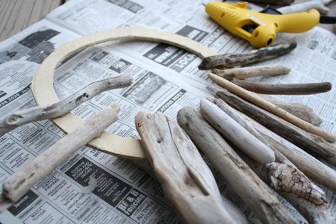 Driftwood wreath, underway! Driftwood Wreath Diy How To Make, Driftwood Wreath Ideas, Driftwood Christmas Wreath, Diy Beach Wreath, Driftwood Wreath Diy, Driftwood Christmas, Diy Driftwood, Driftwood Wreath, Driftwood Diy