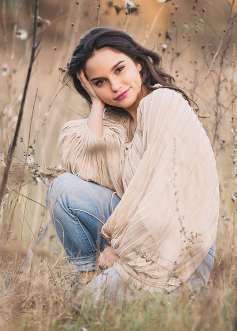 Female Portrait Poses, Outdoor Senior Pictures, Senior Photoshoot Poses, Outdoor Portrait Photography, Senior Portraits Girl, Senior Photography Poses, Senior Portrait Poses, High School Seniors Photos, Foto Portrait