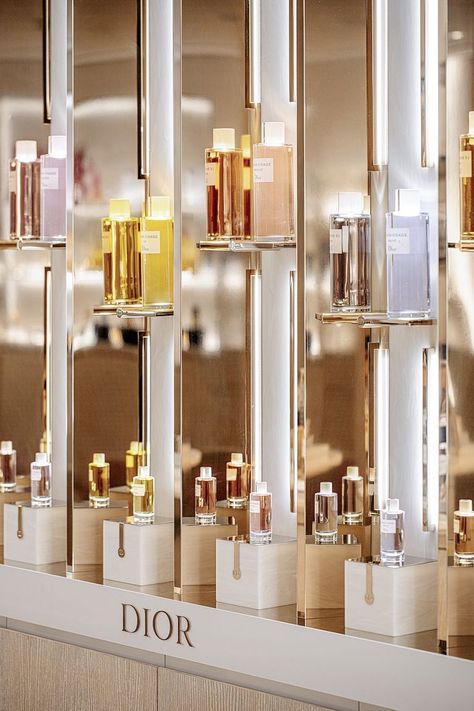 Dior Beauty unveils its new luxury Parisian spa Dior Spa, Starry Ceiling, Dior Store, Mirror Ceiling, Spa Reception, House Shelves, Luxury Mirrors, Themed Rooms, Dior Perfume