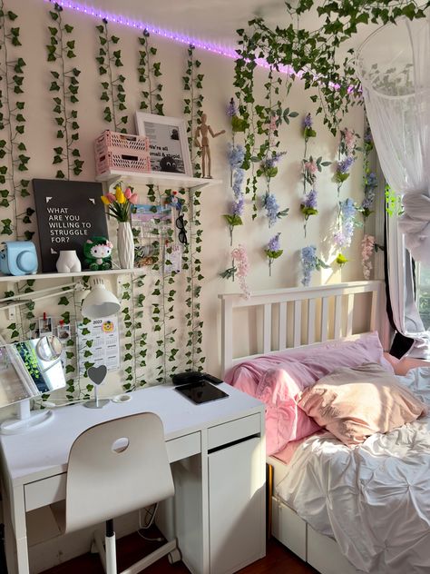 Floral Aesthetic Bedroom, Vines Around Door, Room Vines Ideas, Flower Vines Bedroom, Aesthetic Room With Vines, Flower Room Aesthetic, Flower Bedroom Aesthetic, Bedroom Vines, Vines In Bedroom