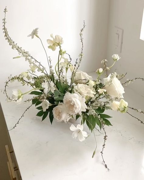 Fall Floral Centerpieces, Classic Romantic Wedding, Olive Green Weddings, Green Wedding Flowers, Wedding Instagram, Flower Vase Arrangements, Wedding Flower Inspiration, Floral Arrangements Wedding, Peonies Bouquet