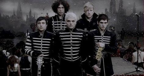 You still get goosebumps when you hear the first notes of Welcome to the Black Parade. Mcr Black Parade, Emo Song, Party Poison, The Black Parade, Mcr Memes, Bridge Over Troubled Water, Losing My Religion, Acoustic Covers, Black Parade